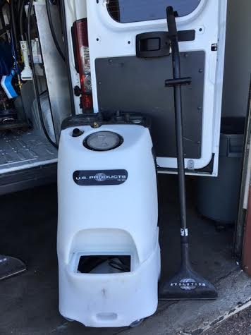Portable carpet cleaning machine